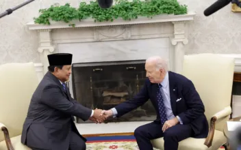 Biden Meets With Indonesia’s New President in Oval Office 