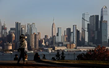 Manhattan Rooftop Fire Sends Plumes of Dark Smoke Into Skyline