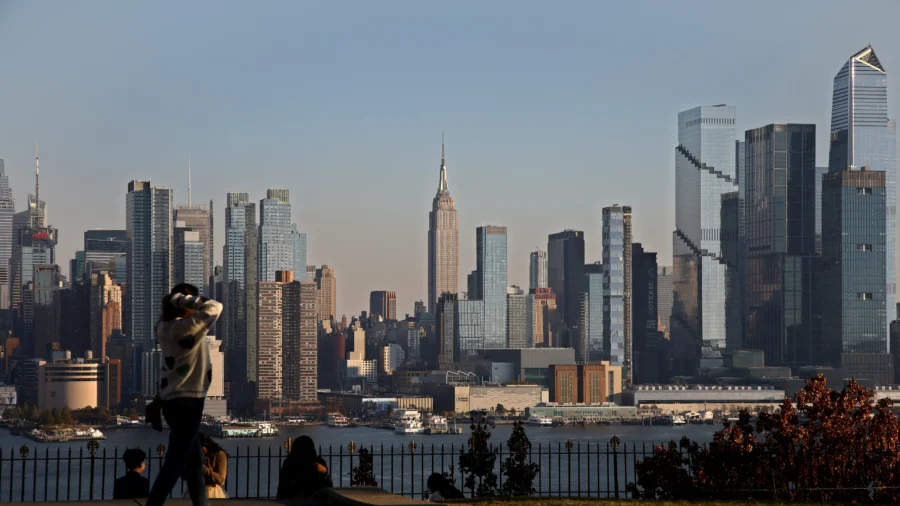 Manhattan Rooftop Fire Sends Plumes of Dark Smoke Into Skyline