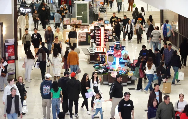 GLENDALE, CALIFORNIA - DECEMBER 26: People shop in the Glendale Galleria shopping mall on the day after Christmas on December 26, 2023 in Glendale, California. U.S. retail sales rose 3.1 percent year over year this holiday season, based on in-store and online purchases, according to Mastercard SpendingPulse. (Photo by Mario Tama/Getty Images)