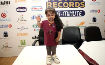 World’s Tallest and Shortest Women Meet for the First Time