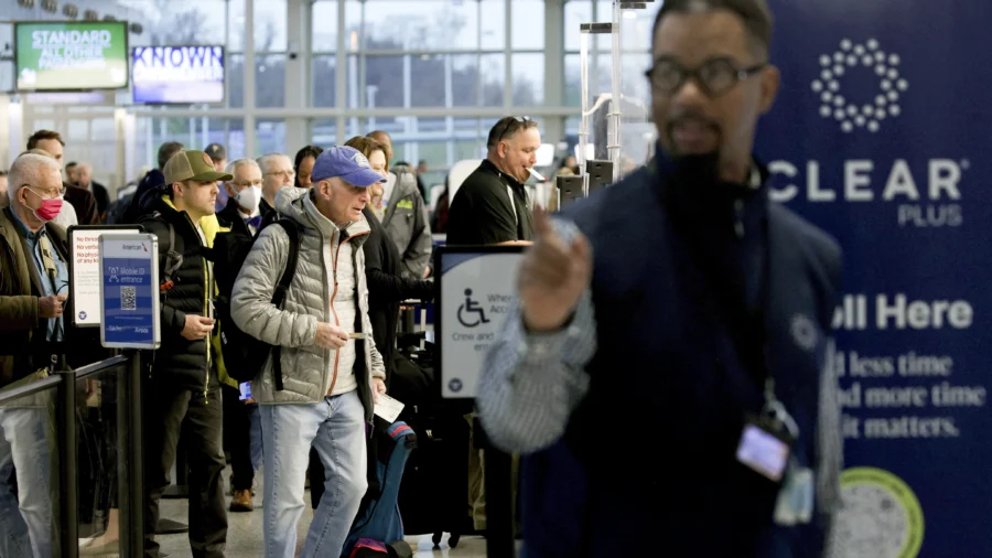 Travelers Flock to Washington’s Reagan Airport Ahead of Thanksgiving