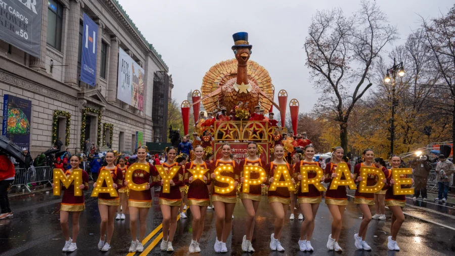 Macy’s Thanksgiving Day Parade: Giant Balloons, Floats, and Wet Weather