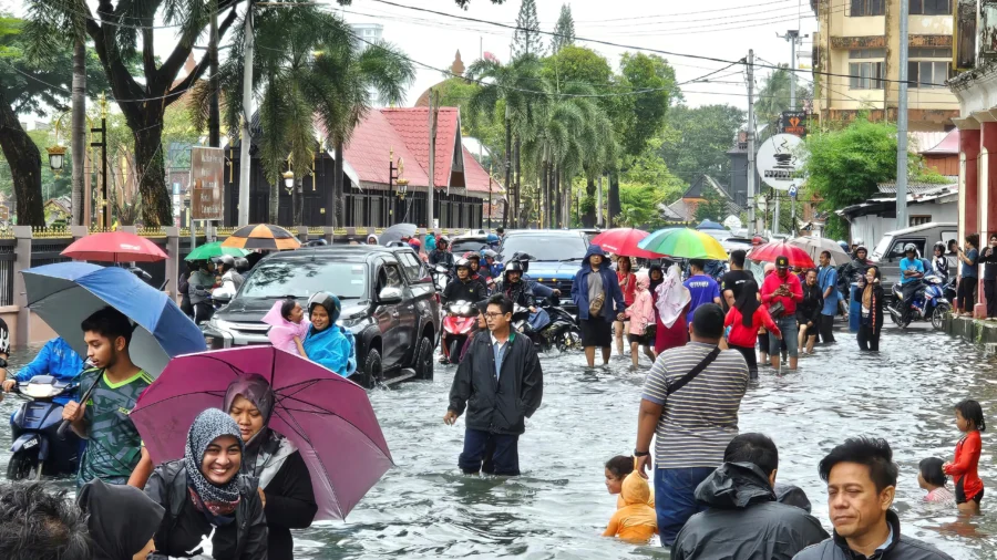 3 Dead, Over 80,000 Displaced as Malaysia Prepares for Worst Floods in Decade