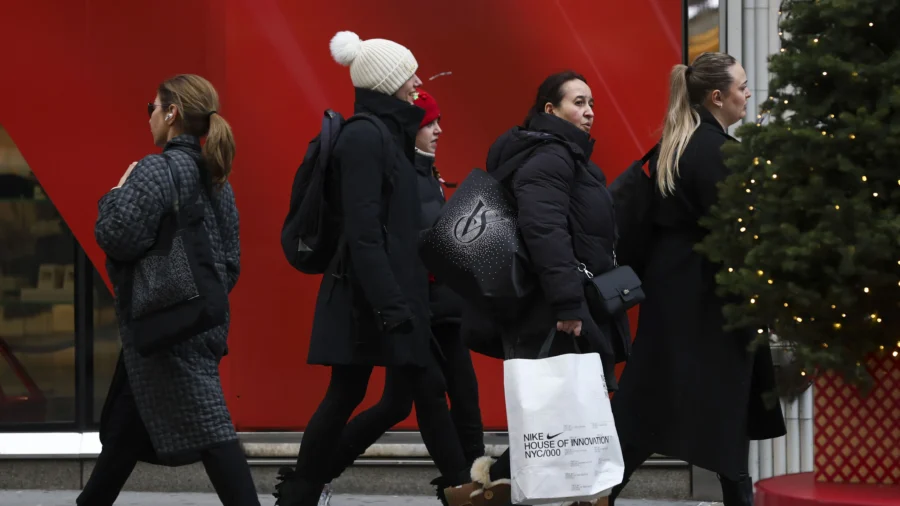 Retailers Coax Black Friday Shoppers Into Stores With Big Discounts and Giveaways