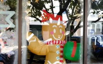 San Francisco Neighborhood Begins Christmas Window Contest