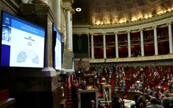 French Government Collapses in No-Confidence Vote