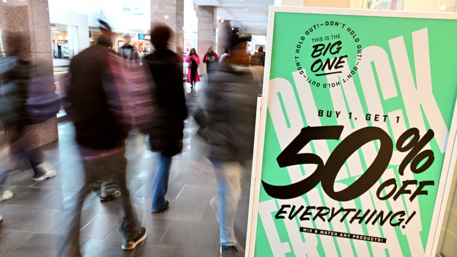 Professor: Using Cash for Holiday Spending Ensures Shoppers Stay on a Budget, Provides Privacy From Credit Company's Permanent Paper Trail