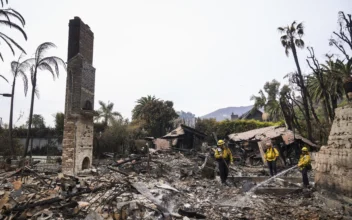 3,700 People Return to Malibu Homes as Weather Conditions Improve and Help Firefighters Battle Blaze