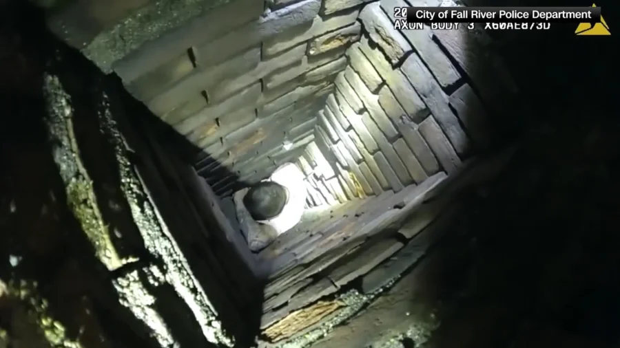 Man Gets Stuck SantaStyle in Chimney While Fleeing Police NTD(01)