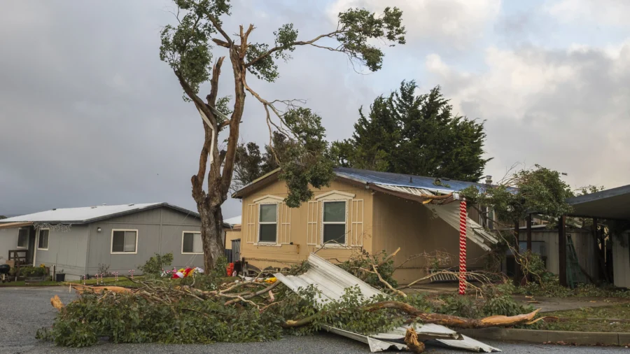 Storms Encase Iowa and Eastern Nebraska in Ice and Generate Rare Tornado Warning in San Francisco