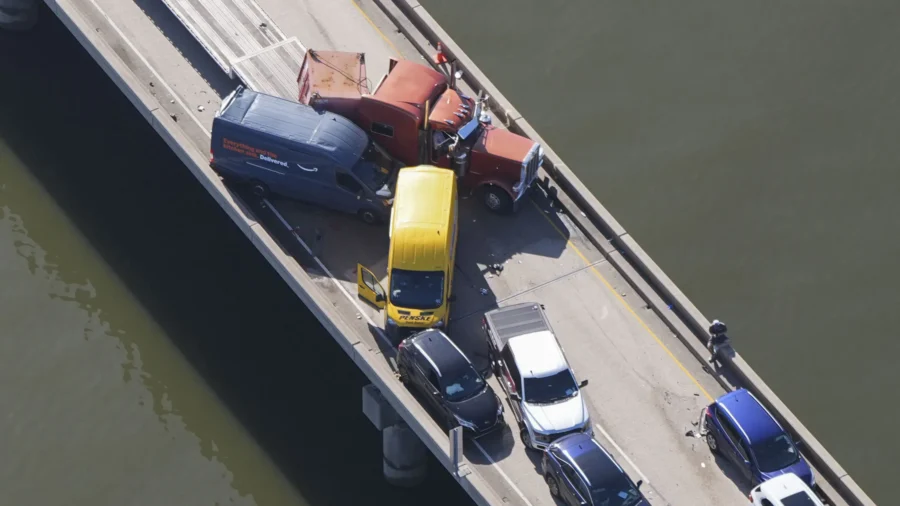 Car Crashes in Foggy Weather Injure 33 People and Force Bridge Near New Orleans to Close for Hours