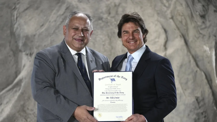 Tom Cruise Receives US Navy’s Top Civilian Award