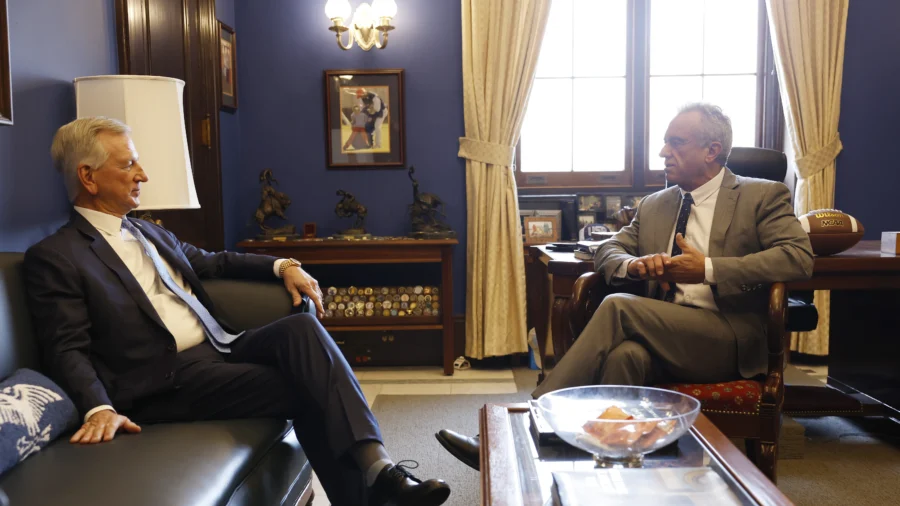 RFK Jr. Meets With Senators on Capitol Hill