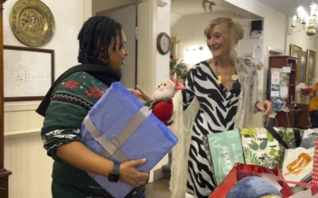 ‘Flower Lady’ Spreads Warmth, Delivers Flowers and Blankets to Seniors