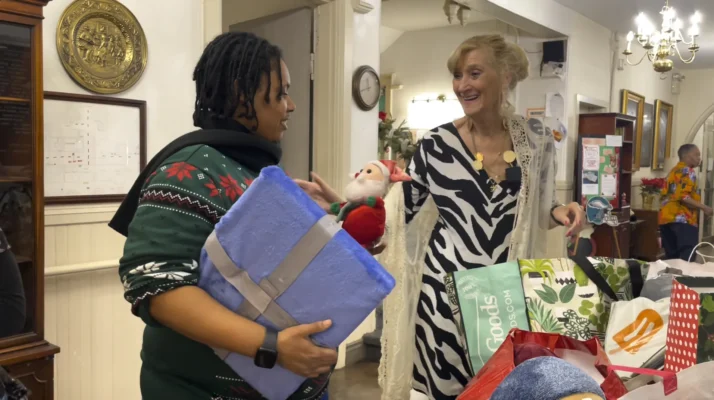 ‘Flower Lady’ Spreads Warmth, Delivers Flowers and Blankets to Seniors