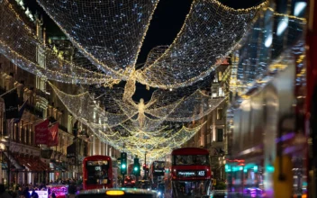 London’s Busy Shopping Streets Sparkle With Christmas Magic