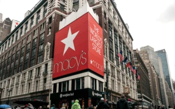 New York Taxi Jumps Sidewalk Outside Macy’s on Christmas Day, Injuring 7