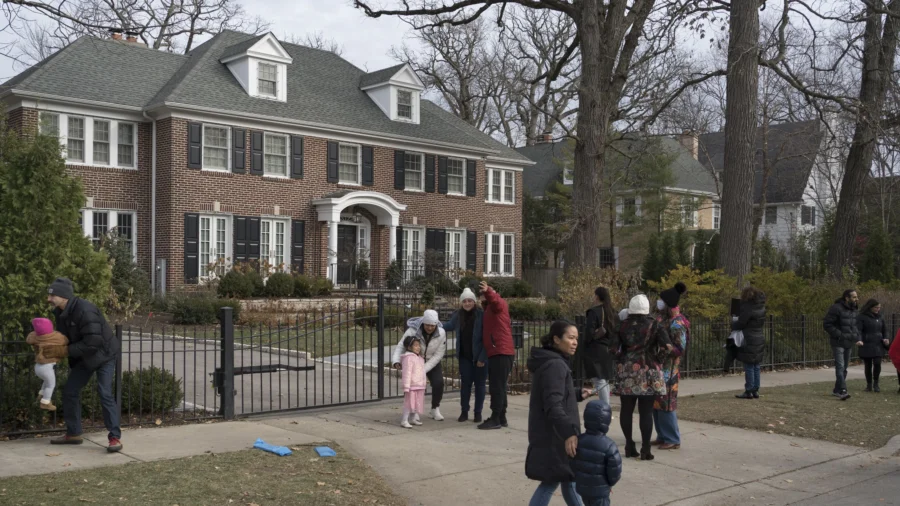 ‘Home Alone’ Director Chris Columbus Explains How the McCallisters Were Able to Afford That House