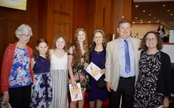 A Mother and Son Bring the Family to Experience Shen Yun