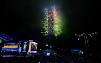 LIVE NOW: Fireworks Illuminate Skies Around the World to Mark New Year’s Eve (2)