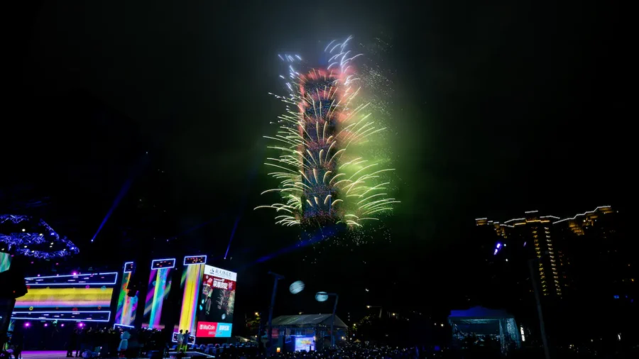 Fireworks Illuminate Skies Around the World to Mark New Year’s Eve (2)