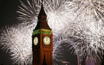 LIVE NOW: Fireworks Illuminate Skies Around the World to Mark New Year’s Eve (3)