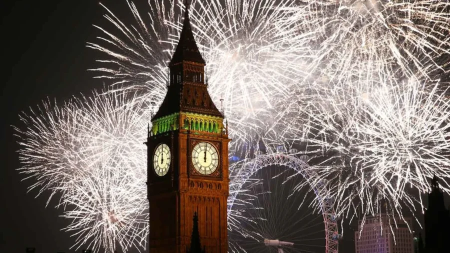 Fireworks Illuminate Skies Around the World to Mark New Year’s Eve (3)