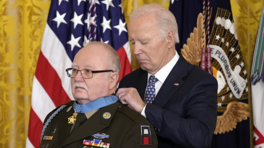 Biden Awards 7 Veterans With Medal of Honor, 8 First Responders With Medal of Valor