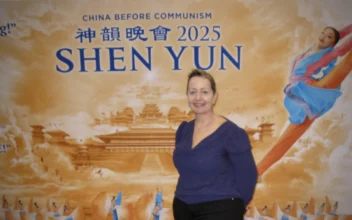 Shen Yun’s Special Effects Impress Hospital Director in Birmingham