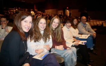 Family of 6 Enjoy Shen Yun’s Presentation of Chinese Culture