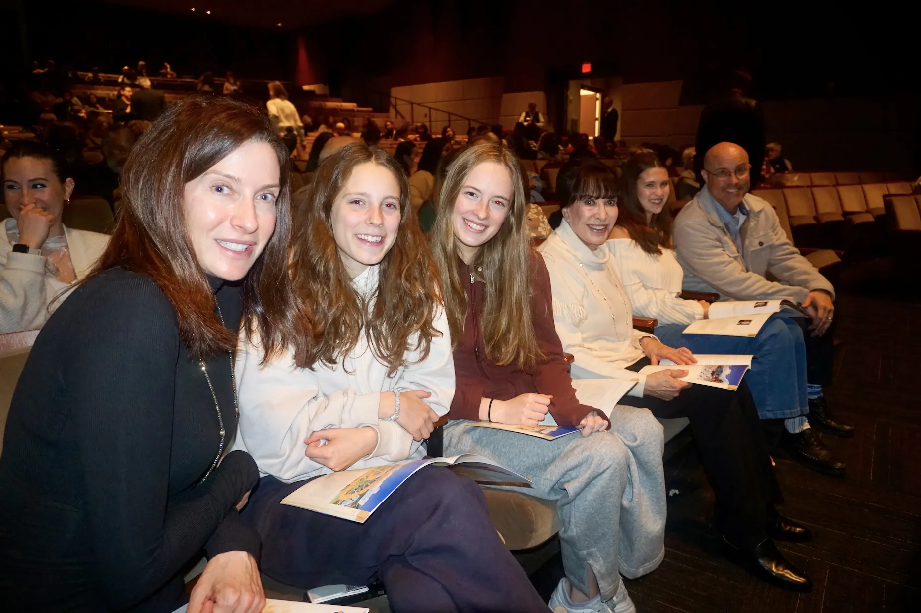 Family of 6 Enjoy Shen Yun’s Presentation of Chinese Culture