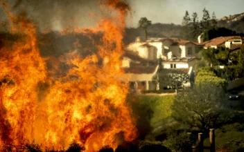 Los Angeles Residents Flee Wildfire as Fierce Winds Gain Strength