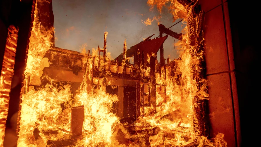 Los Angeles Residents Flee Wildfire as Fierce Winds Gain Strength