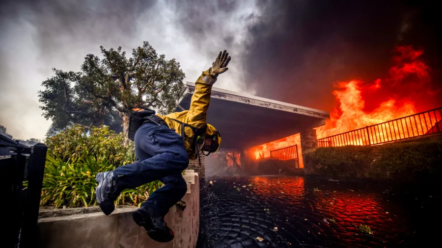 Wildfire Rages in Pacific Palisades, California