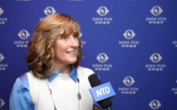 Shen Yun Sets Executive Coach Aglow With ‘Inner Energy’