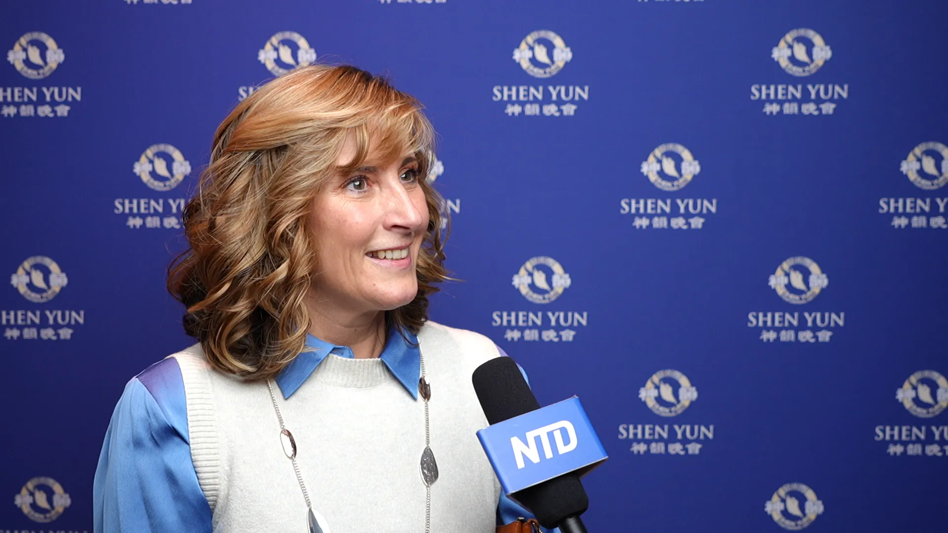 Shen Yun Sets Executive Coach Aglow With ‘Inner Energy’