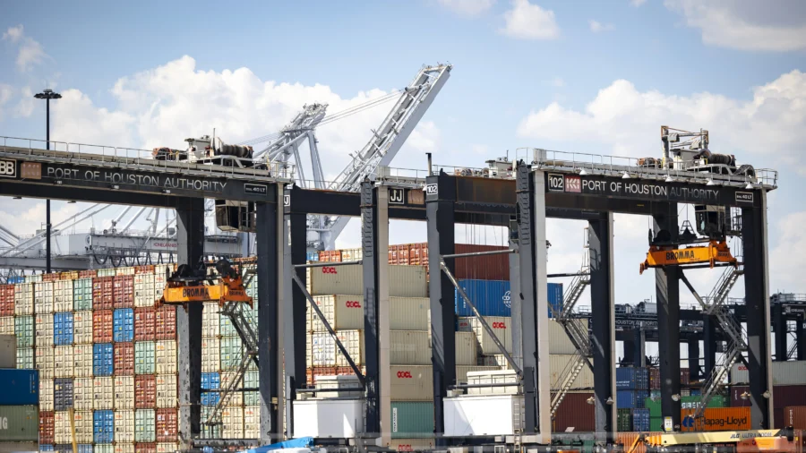 Longshoremen Reach Tentative Agreement With Ports, Shippers, Averting Potential Strike