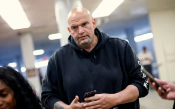 Sen. Fetterman to Meet With Trump at Mar-a-Lago