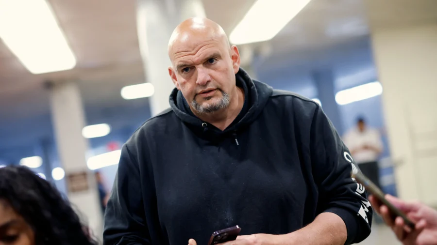 Sen. Fetterman to Meet With Trump at Mar-a-Lago