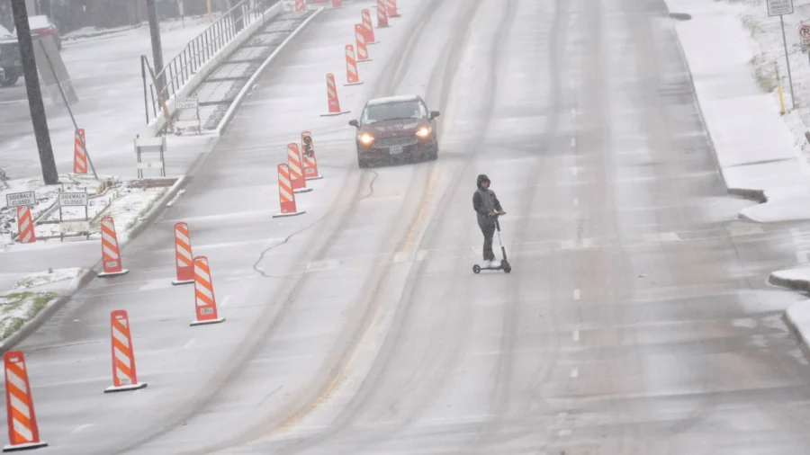 Winter Storm Plods Into Deep South, Prompting States of Emergency and School Closures