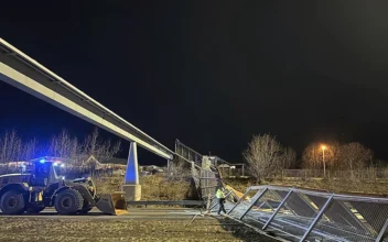 Fencing, Roof of Anchorage Pedestrian Bridge Fall in Strong Wind, Closing Highway