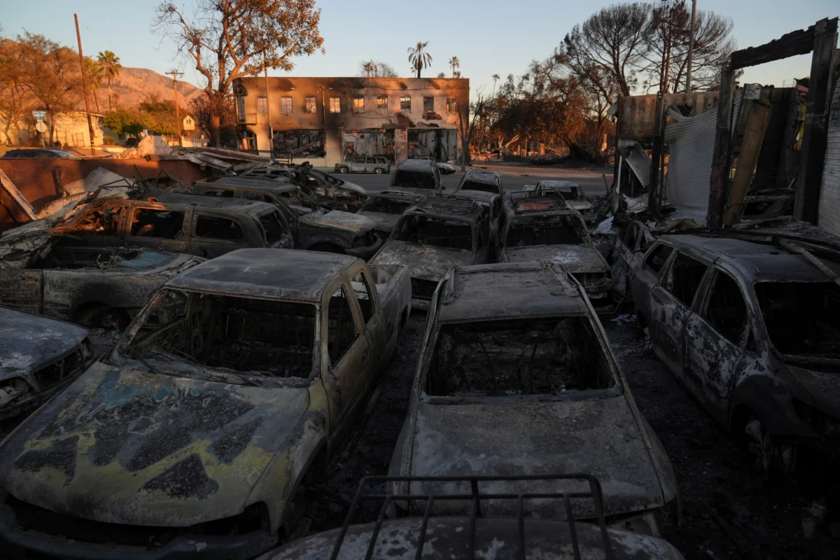 Ap25014036148919-los Angeles Threaten Area S Fight Against Fires