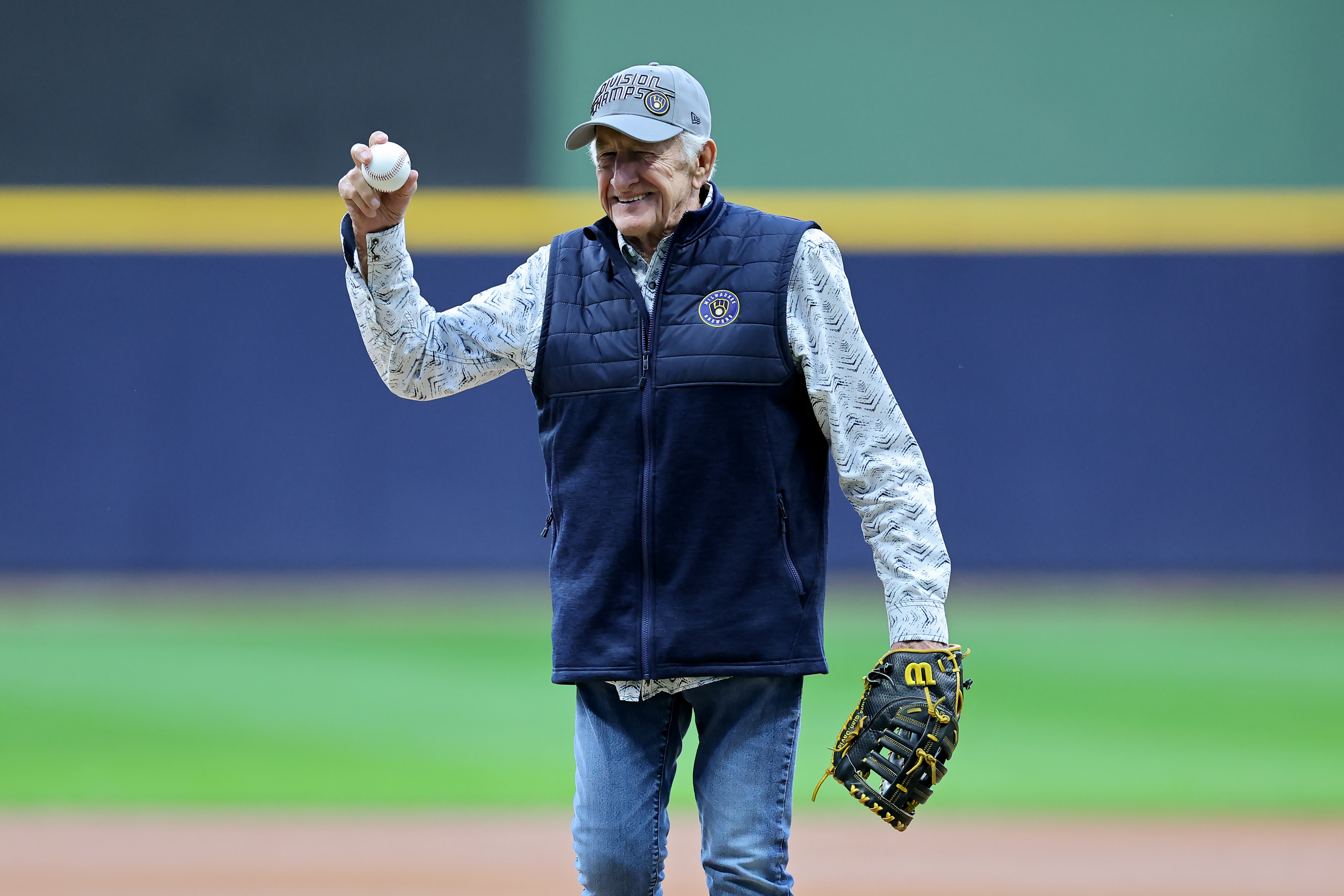 Longtime Brewers Broadcaster Bob Uecker Dies at 90