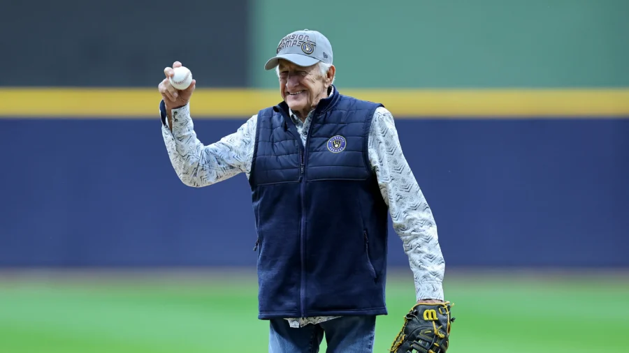 Longtime Brewers Broadcaster Bob Uecker Dies at 90