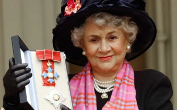 Tony Award-Winning British Actor Joan Plowright, Widow of Laurence Olivier, Dies at 95 Tony Award-Winning British Actor Joan Plowright, Widow of Laurence Olivier, Dies at 95