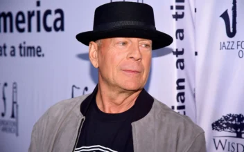 Bruce Willis Shows His Gratitude for First Responders Amid LA Wildfires Bruce Willis Shows His Gratitude for First Responders Amid LA Wildfires