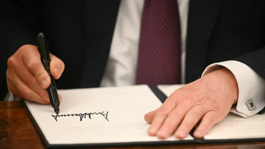 Trump Signs Executive Order Freezing Federal Hiring; Sen. Blackburn Introduces Supporting Legislation