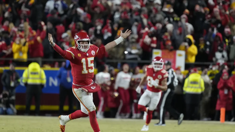 Chiefs Advance to 3rd Straight Super Bowl, Beating Bills 32–29