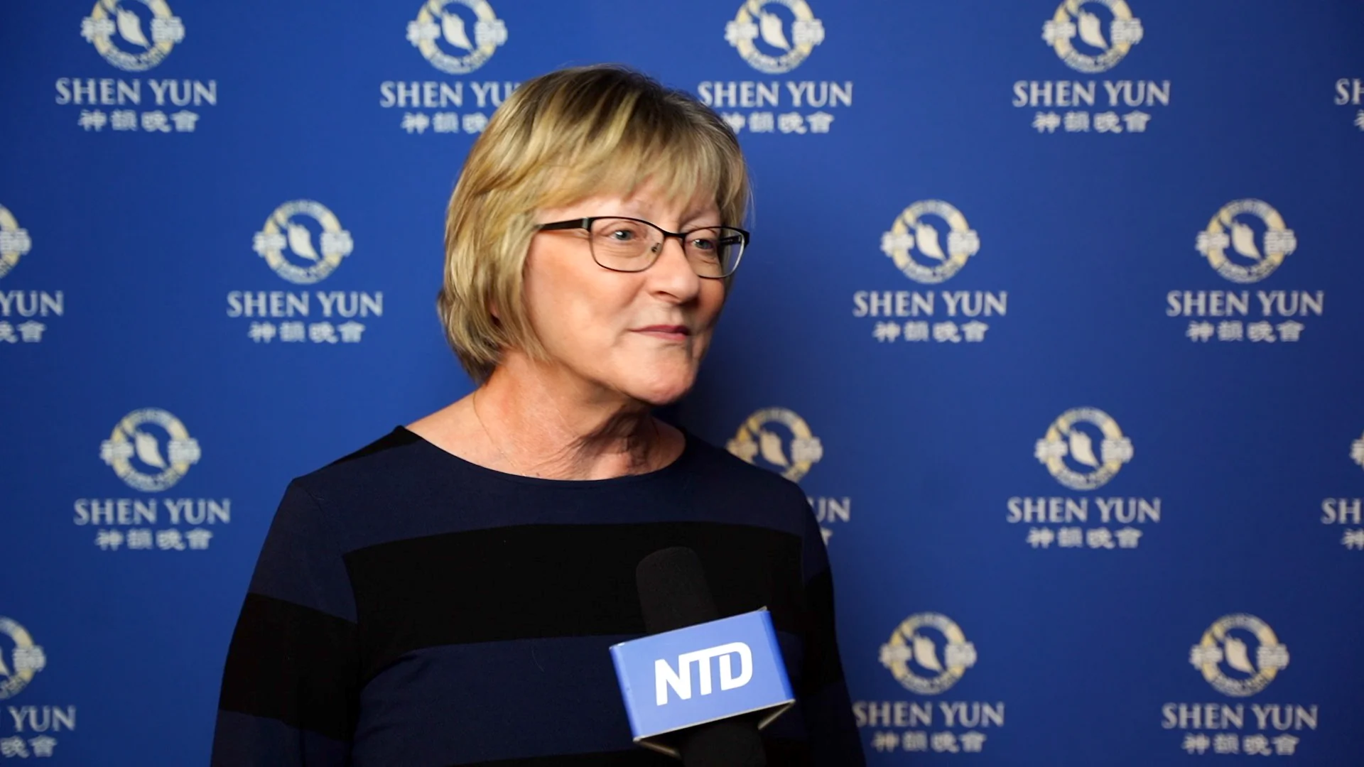 Audience Member Transfixed by Heavenly Scenes in Shen Yun | NTD